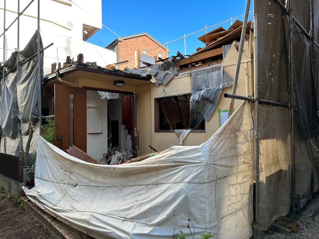 木造２階建て家屋解体工事(神奈川県横浜市中区諏訪町)工事中の様子です。